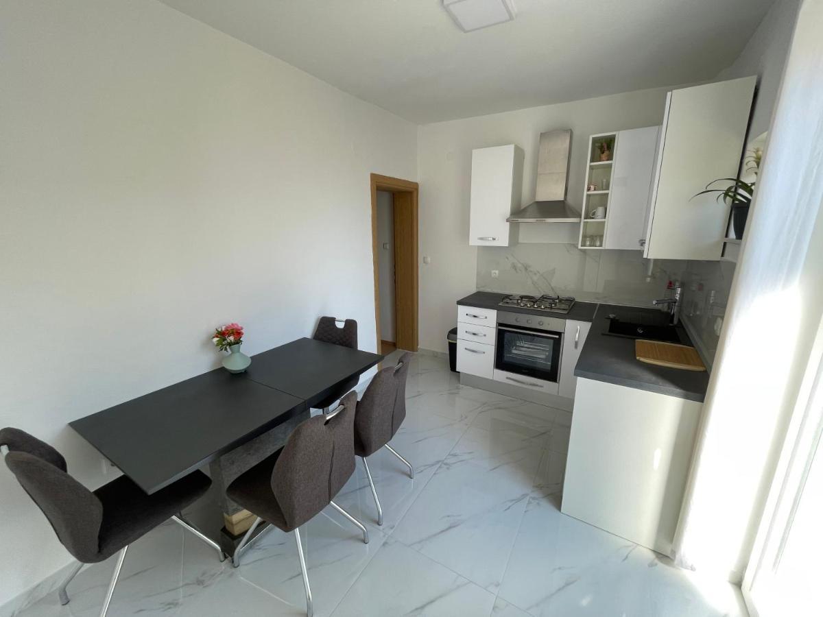 Apartmani Jasminka Vodice Bagian luar foto