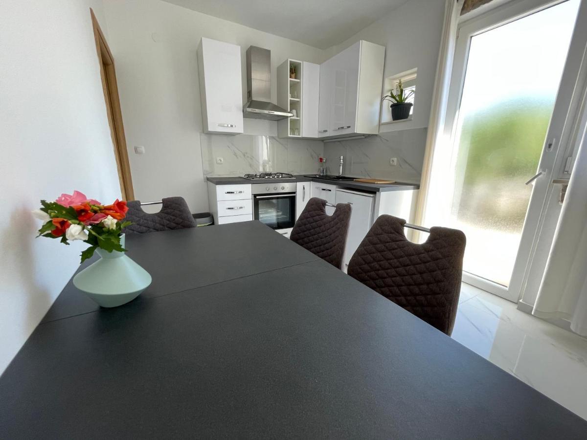 Apartmani Jasminka Vodice Bagian luar foto