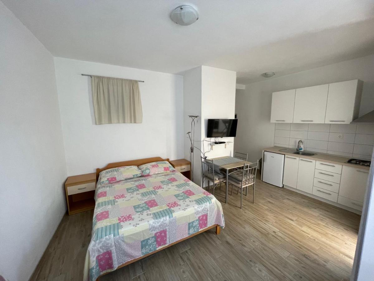 Apartmani Jasminka Vodice Bagian luar foto